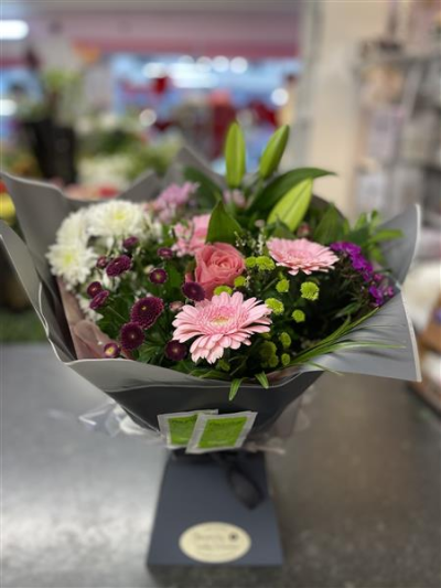 Friendship Bouquet - Our most popular bouquet, a collection of blooms in shades of pink and cream, hand-tied and finished with a complementary wrap.
Aqua Packed, this Bouquet is delivered in water.
Picture shows standard size option