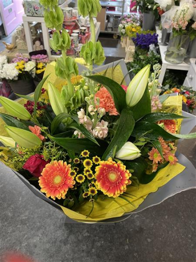 Autumnal Glow - A beautiful versatile bouquet in autumnal shades is a real blaze of colour, with vivid oranges, rich reds and golden yellows.

Product shown is deluxe size
Aqua Packed, this Bouquet is delivered in water.