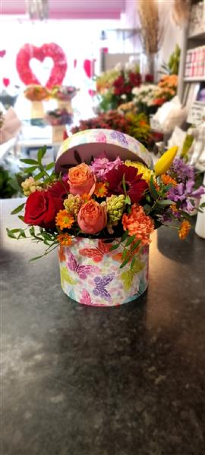 Hat Box (large) - Our large hatbox arrangements feature a deluxe selection of seasonal flowers. Each hatbox design varies and will always be chosen to compliment the flowers selected by the florist.